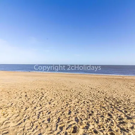 7 Berth Chalet In Hemsby In Norfolk By The Beautiful Golden Beach Ref 18165B Exterior photo
