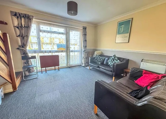 7 Berth Chalet In Hemsby In Norfolk By The Beautiful Golden Beach Ref 18165B