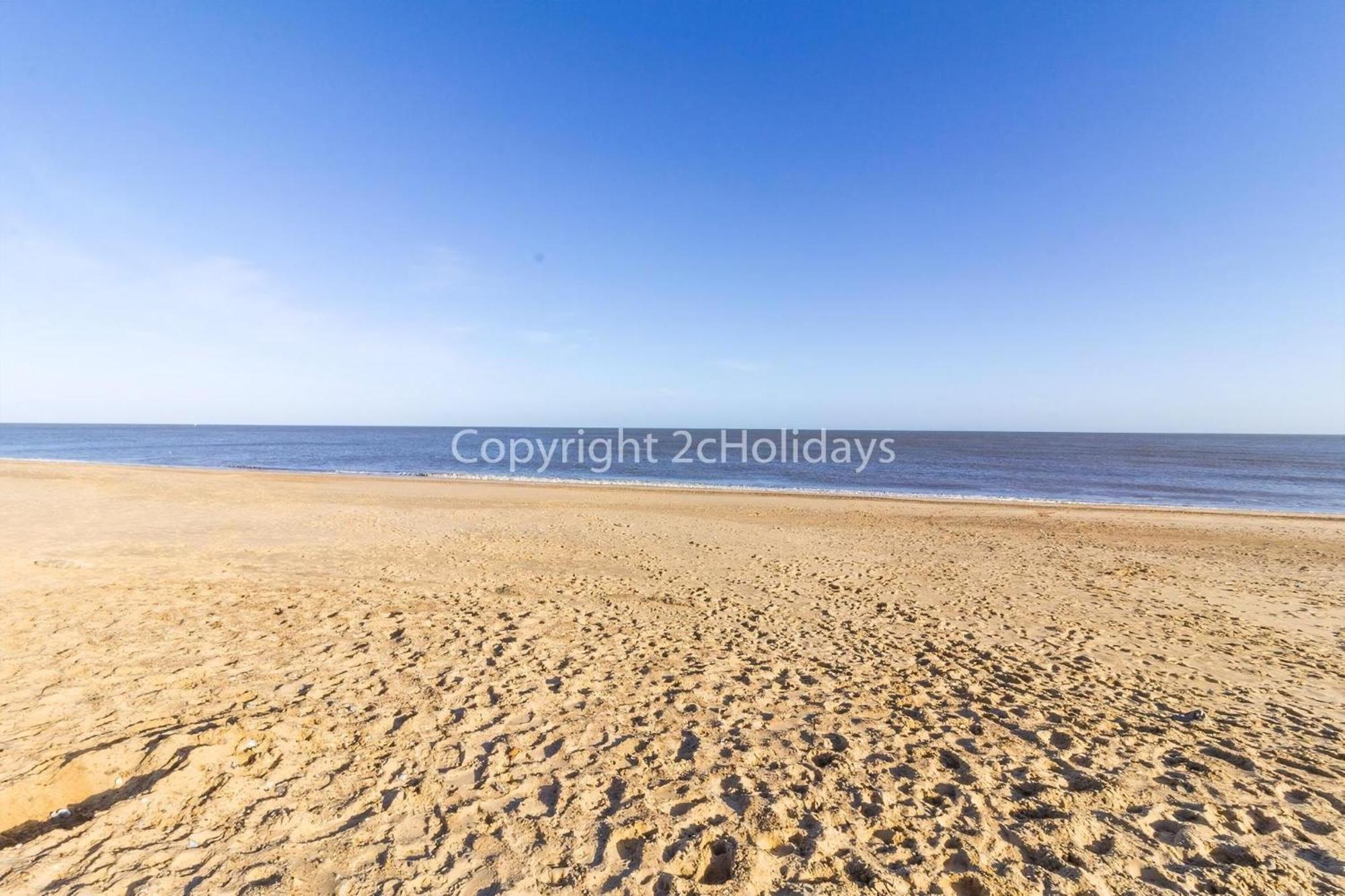 7 Berth Chalet In In Norfolk By The Beautiful Golden Ref 18165b Chalet *