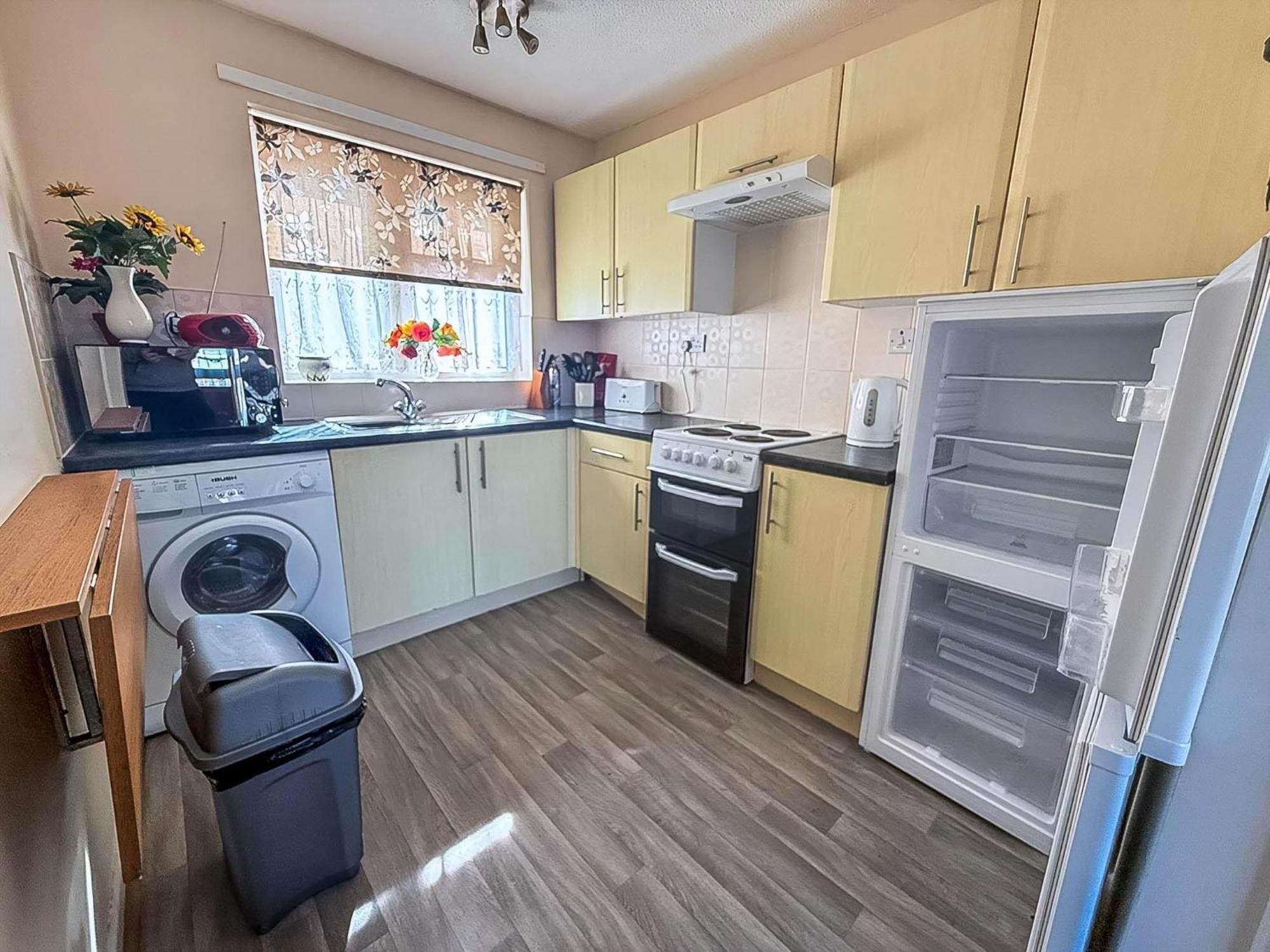 Chalet 7 Berth In In Norfolk By The Beautiful Golden Ref 18165b Hemsby