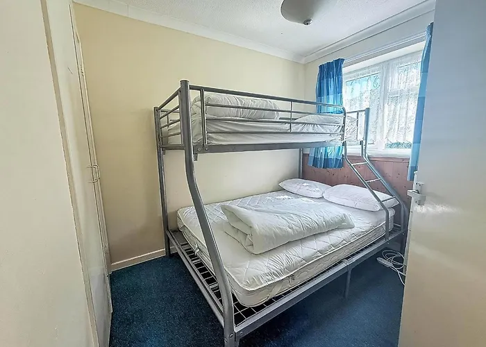 7 Berth Chalet In Hemsby In Norfolk By The Beautiful Golden Beach Ref 18165B