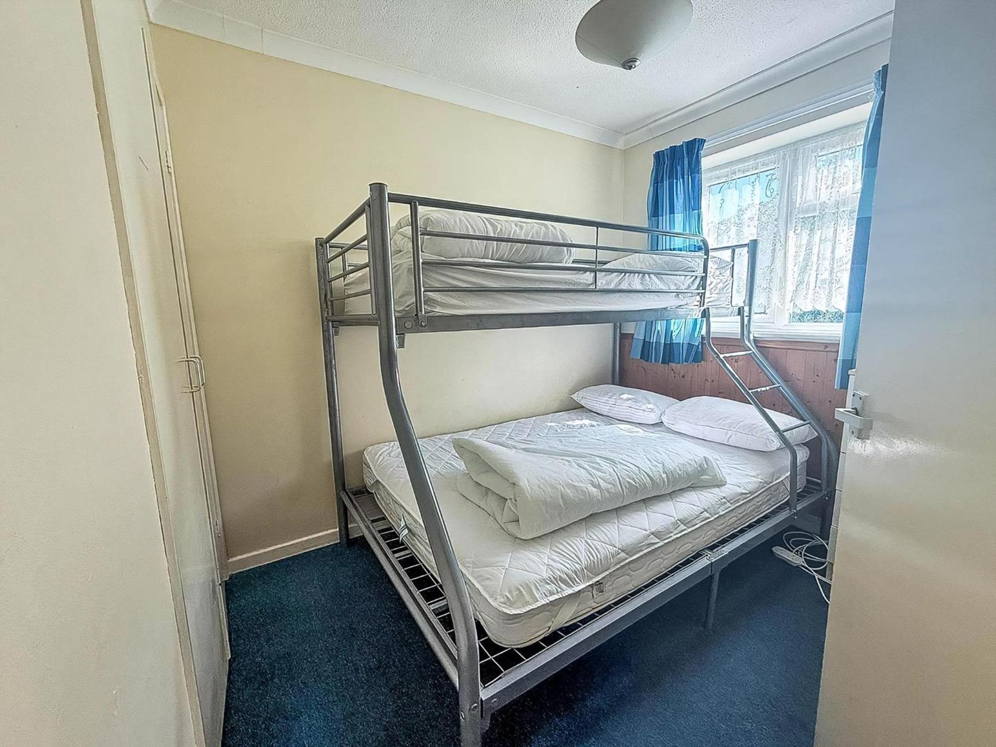 7 Berth In In Norfolk By The Beautiful Golden Ref 18165b Chalet