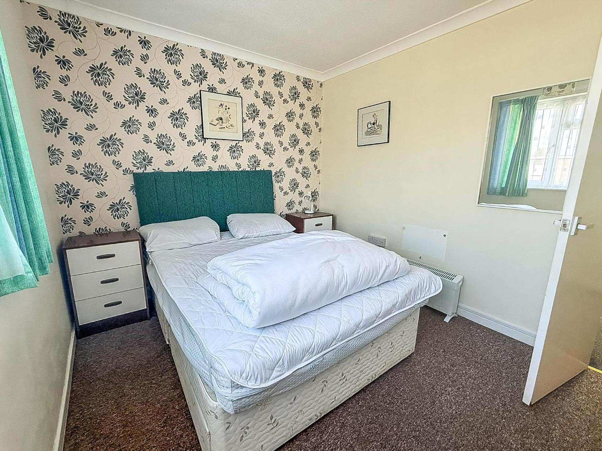 7 Berth In In Norfolk By The Beautiful Golden Ref 18165b Hemsby